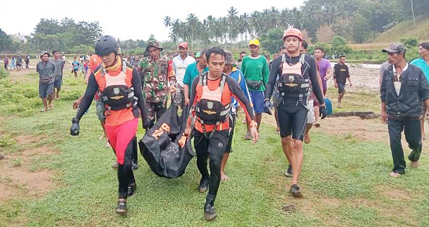 Proses evakuasi korban Yahya Hasan (68) yang terseret arus sungai, di Desa Bualemo, Kwandang, Rabu (5/3) sore, ditemukan sudah tidak bernyawa oleh warga, Kamis (6/3). (foto : istimewa)
