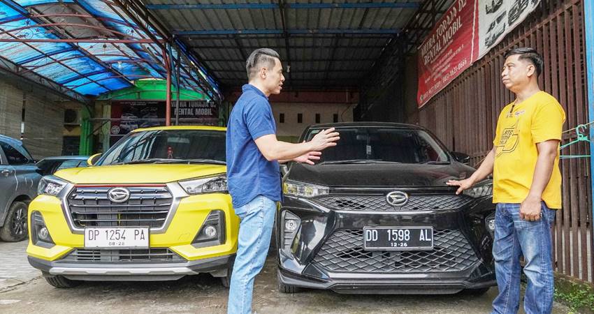 Kepala Cabang Astra Daihatsu Makassar, Yodiyanto (kiri) berbincang dengan pemilik rental mobil Mitra Toraja 02 di Makassar , Sulawesi Selatan, akhir pekan lalu. Pertumbuhan ekonomi yang bagus dikisaran 5,6 %, bikin market share Daihatsu naik dari 26,9 % tahun 2023, jadi 32,5 % di tahun 2024. Bisnis rental juga terdampak signifikan atas peningkatan ekonomi itu, dan terus naik permintaannya. (foto : istimewa)
