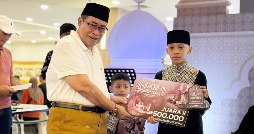 Wali Kota Gorontalo, Adhan Dambea ketika menyerahkan hadiah kepada juara lomba religi yang digelar Citimall Gorontalo, Ahad (9/3/2025). (Foto: Kominfo)