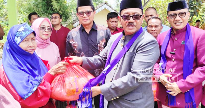 Manager HRD PT PG Goronalo Marthen Turu'allo bersama Humas Sartin Djou menyaksikan langsung penyaluran paket ramadan secara simbolis kepada kaum dhuafa oleh Bupati Boalemo Rum Pagau dan Wabup Lahmudin Hambali, di kantor Camat Wonosari Kabupaten Boalemo, Kamis (6/3/2025). (Foto: Roy/Gorontalo Post).