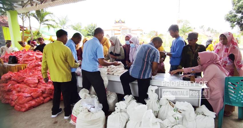 Antusias warga yang membeli gula dari Pabrik Gula Gorontalo saat momen pasar murah di kantor Camat Wonosari, Kabupaten Boalemo, Kamis (6/3/2025). (Foto: Roy/Gorontalo Post)