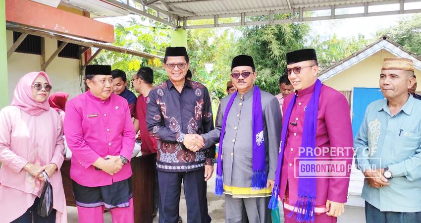 Manager HRD PT Pabrik Gula Goronalo Marthen Turu'allo bersama Humas Sartin Djou bersalaman dengan Bupati Boalemo Rum Pagau dan Wabup Lahmudin Hambali, usai penyaluran paket ramadan secara simbolis kepada kaum dhuafa di kantor Camat Wonosari Kabupaten Boalemo, Kamis (6/3/2025). (Foto: Roy/Gorontalo Post).