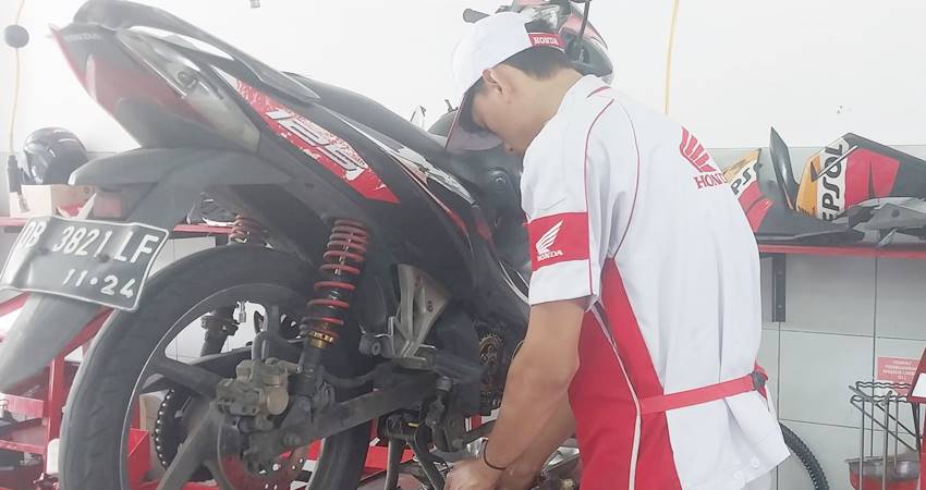 AHASS PROFESIONAL - Layanan servis oleh teknisi sepeda motor honda profesional di bengkel resmi AHASS. (foto : dok /daw)