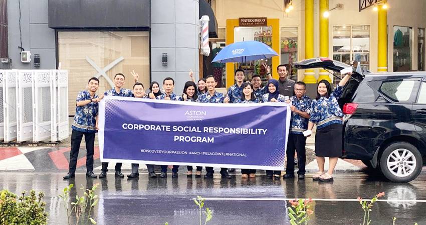 Management dan Staf Aston Gorontalo Hotel & Villas saat Berbagi Takjil (F. Istimewa)