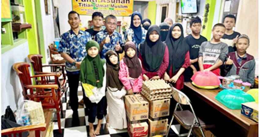 Perwakilan Karyawan bersama Aston Gorontalo Anak-Anak Panti Asuhan Titian Umat Muslim Dungingi