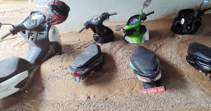 BANJIR LUMPUR - Sejumlah kenderaan yang terparkir di Kantor Bea Cukai Gorontalo nyaris rata tertimbun lumpur yang dibawa banjir bandang, Senin (13/3). Kantor dan Rumah Dinas Bea Cukai Gorontalo pun turut terdampak. (foto : istimewa)