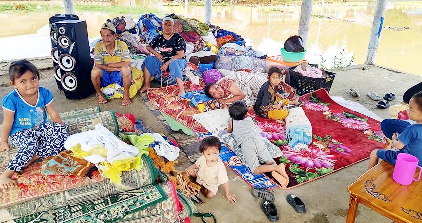 Masyarakat Kecamatan Patilanggio, mengungsi di salah satu tempat terbuka akibat banjir yang melanda rumah mereka. (F. Iskar Samarang/ Magang Gorontalo Post)