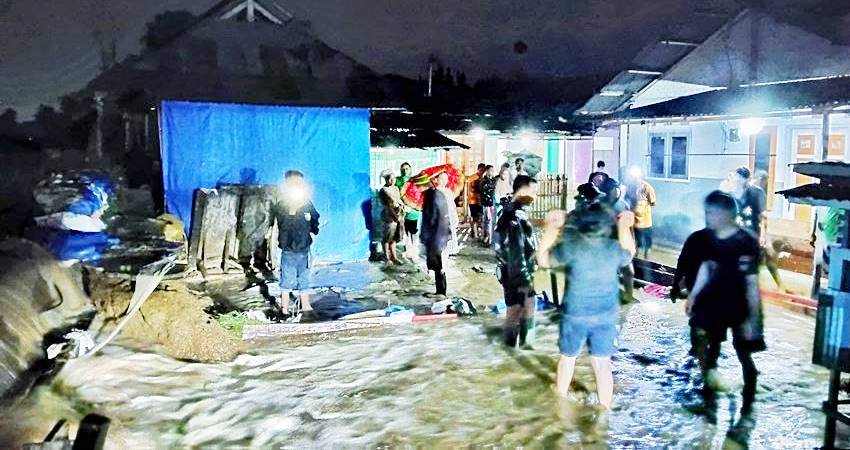 Warga di Desa Moutong, Kecamatan Tilongkabila, Bone Bolango gotong royong membantu warga terdampak banjir akibat tanggul jebol di wilayah itu, Selasa (11/3) malam. (foto : (Foto: Fitra Usman/Mg/gorontalo post)