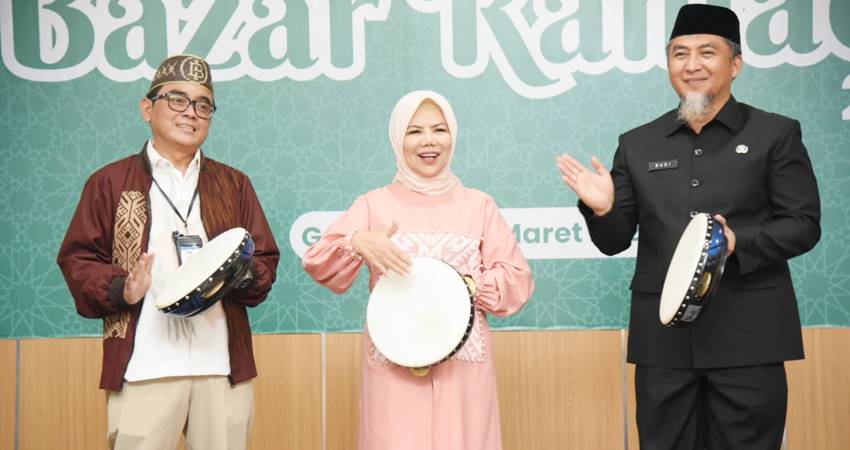 Wakil Gubernur Gorontalo Idah Syahidah Rusli Habibie (tengah) didampingi Kepala perwakilan BI Gorontalo Bambang Setya Permana dan Direktur Eksekutif KDEKS Provinsi Gorontalo Budiyanto Sidiki, membunyikan rebana bersamaan tanda pembukaan Bazar Ramadan yang dilaksanakan BI Gorontalo, Senin, (10/3).(Foto : Nova / Diskominfotik)