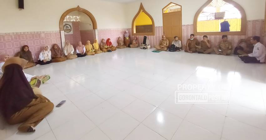 Menuntut ilmu tidak mengenal usia. Bukan aib apabila seseorang memulai karirnya sebagai penuntut ilmu di usia senja. Dalam Islam hukumnya wajib