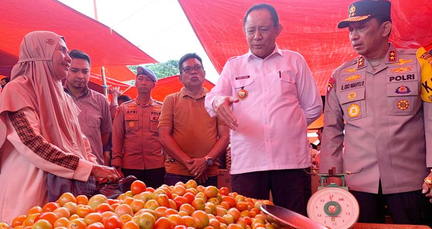 Gubernur Gorontalo Gusnar Ismail saat meninjau ketersediaan kebutuhan pokok di Pasar Limboto, Kabupaten Gorontalo, Sabtu (22/3/2025). (Foto : Mila)