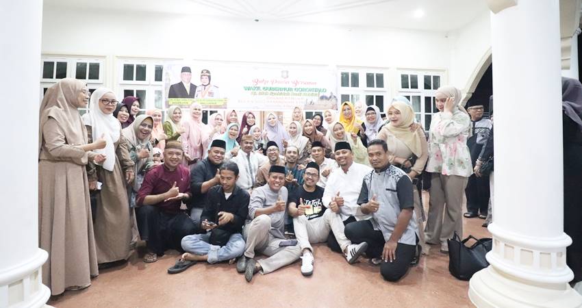 Wagub Idah Syahida Rusli Habibie, bersama pengurus Kwarda Pramuka Gorontalo, foto bersama usai buka puasa, Ahad (8/3). (foto : istimewa)