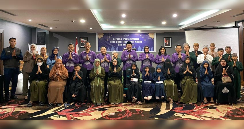 Managemen Aston Gorontalo Hotel & Villas, foto bersama Pengurus dan Anak Panti Asuhan Titian Umat Muslim, usai buka puasa bersama, Rabu (19/3). (foto : dok /aston gorontalo)