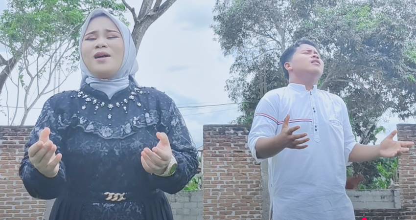Muhammad Arya Ridho Udin dan Selvia Ramadhani Hasan dalam penggalan video klip Dengan Berkah Ramadan. (foto : tangkapan layar)