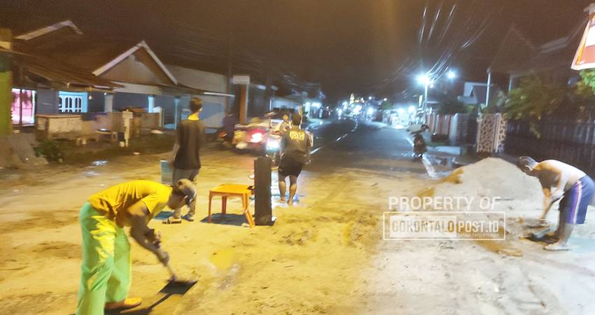 Masyarakat protes terhadap buruknya saluran drainase di Kelurahan Talumolo, Kecamatan Dumbo Raya, Kota Gorontalo. Selasa (4/3). (F. Natha/ Gorontalo Post)