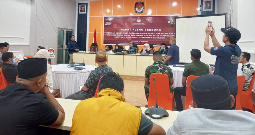 Rapat pleno terbuka penetan nomor urut PSU Gorut oleh KPU Gorut, Ahad (23/3). (Foto : Alosius M. Budiman / gorontalo post)