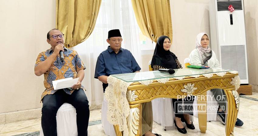 Gubernur Gorontalo Gusnar Ismail - Wagub Idah Syahidha saat jumpa media di rumah jabatan gubernur, Ahad (2/3). Gusnar-Idah menyampaikan sejumlah program strategis terkait pemerintahanya. (foto : jitro paputungan / gorontalo post)