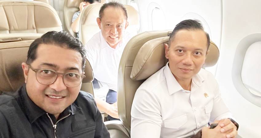 Gubernur Gorontalo Gusnar Ismail (tengah) saat satu penerbangan dengan Menko Infrastruktur, AHY, dan Menteri Ekonomi Kreatif, Teuku Rifki Harsyah usai retret di Magelang ke Jakarta, baru-baru ini. (foto : istimewa)