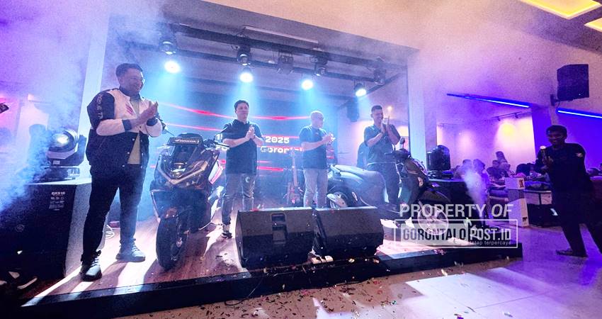 DESAIN MEWAH - PT Daya Adicipta Wisesa resmi meluncurkan produk terbaru Motor Honda di Gorontalo, yakni New Honda PCX160 dan New Honda Scoopy, Sabtu (15/3) malam. (foto : jitro paputungan / gorontalo post)