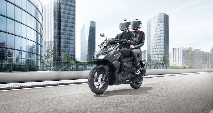 CARI_AMAN - Berkendara dengan sepeda motor untuk bersilaturahmi saat Idulfitri menjadi salah satu pilihan masyarakat. (foto : dok /daw)