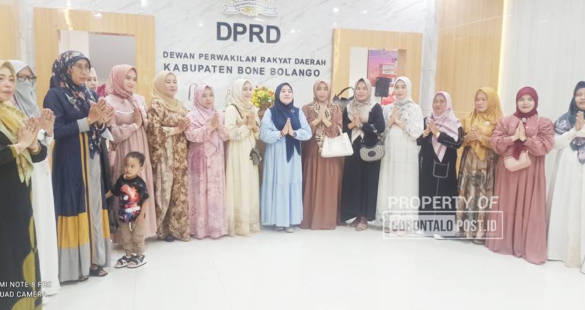 PIAL Bonbol foto bersama bersama usai mengikuti halal Bihalal keluarga besar DPRD Bonbol belum lama ini. (Foto Caisar/GP)