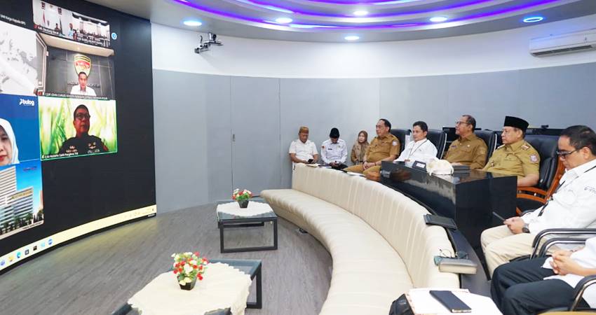 Rapat Koordinasi Pengendalian Inflasi secara virtual diikuti oleh Gubernur Gorontalo Gusnar Ismail, di ruang oval Gubernuran Gorontalo, Selasa (4/3). (Foto : Alfred)