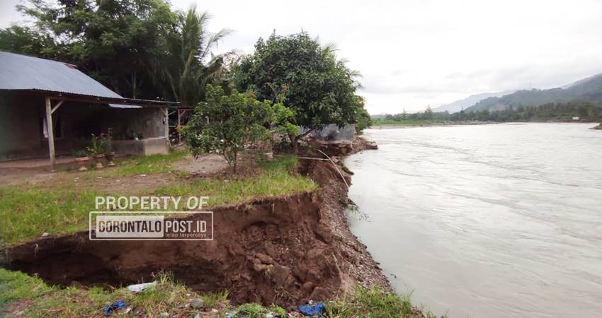 Rumah warga juga terancam akibat ambrolnya tanah di bantaran sungai, Rabu (19/3/2025). (Foto: Roy/Gorontalo Post).