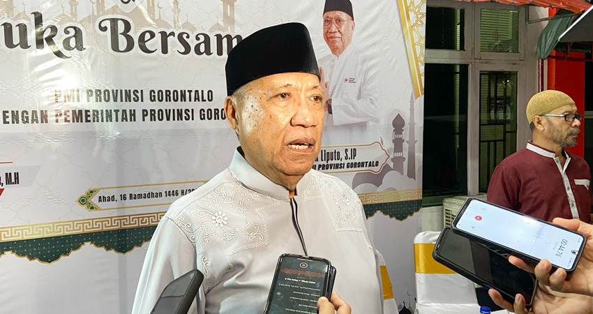 Ketua PMI Provinsi Gorontalo, Ishak Liputo saat diwawancara awak media, Ahad (16/3/2025) (F. Diyanti/Gorontalo Post)