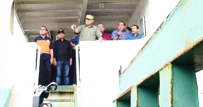 Gubernur Gorontalo Gusnar Ismail saat meninjau pengiriman jagung di Pelabuhan Anggrek, Kabupaten Gorontalo Utara, Minggu (16/3/2025). (Foto : Haris/diskominfotik)