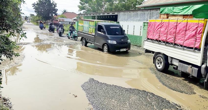 Kondisi Jalan Desa Teratai, Kecamatan Marisa yang semakin parah. (F. Iskar Samarang/ Magang Gorontalo Post)