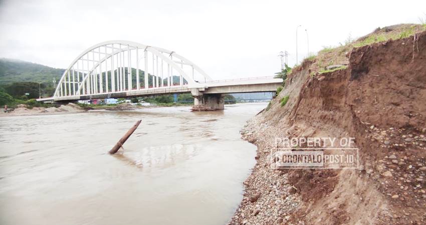 Kondisi bantaran sungai Bone tepatnya di Kawasan Jembatan Talumolo II yang saat ini terus mengalami longsor akibat kerap tergerus banjir. (Foto: Roy/Gorontalo Post).