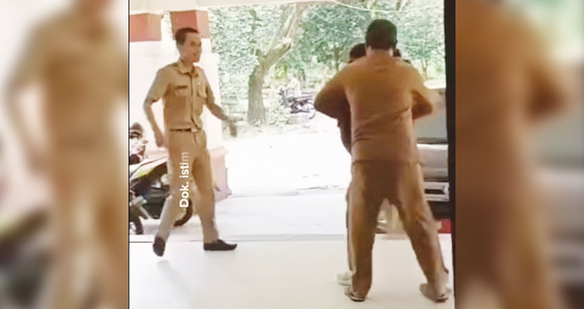 Tangkapan layar saat Kades Ilangata ngamuk di kantor Badan Keuangan, Selasa (25/3) menuntu penghasilan tetap mereka yang belum terbayarkan sejak tiga bulan terakhir. (foto : tangkapan layar)