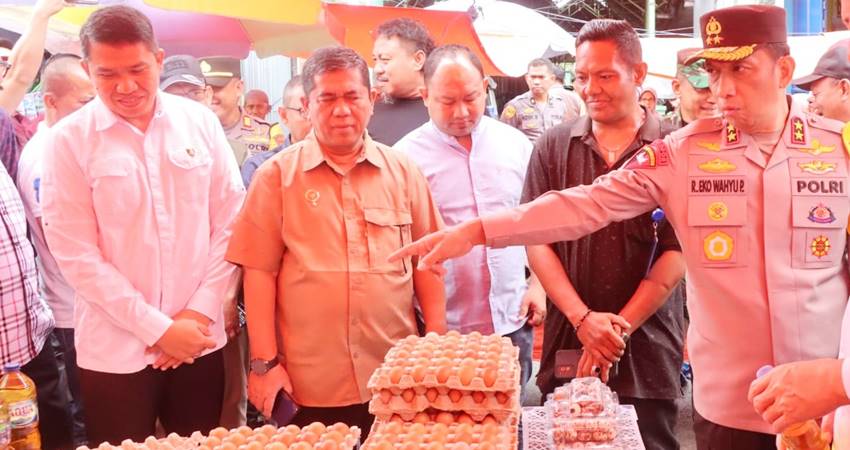 Kapolda Gorontalo Irjen Pol. Drs. Raden Eko Wahyu Prasetyo, S.H saat mengecek langsung stok dan harga bahan pokok di pasar.