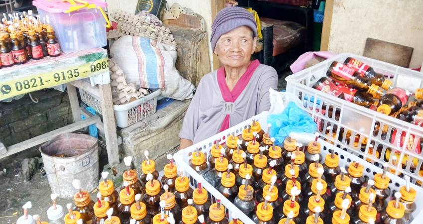 cungi jempol. la tidak hanya melestarikan tradisi, tetapi juga menunjukkan kegigihan dalam mencari rezeki. (Mg-07)