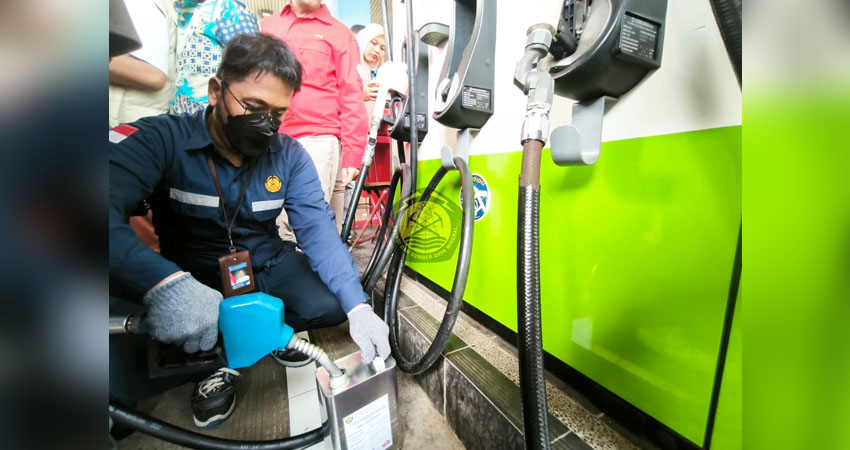 Uji sampel BBM di SPBU yang dilakukan Kementerian ESDM untuk memastikan kualitas BBM produksi Pertamina di SPBU. (foto : dok /kemen ESDM)