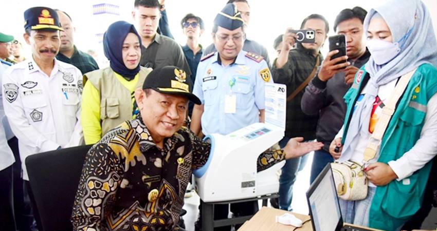 Gubernur Gusnar Ismail mencoba pemeriksaan kesehatan yang disediakan di posko angkutan lebaran di Bandara Djalaluddin, Kabupaten Gorontalo, Jumat (21/3). (Foto : Haris /kominfotik)