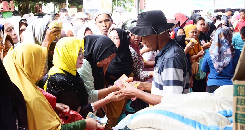 ANTUSIAS : Masyarakat Bone Bolango antusias berbelanja di pasar murah yang digelar Pemprov Gorontalo di lapangan Bulodawa, Suwawa, Selas (11/3). (foto : dok / diskominfotik)