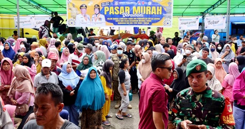 KEBUTUHAN RAMADAN - Warga Kabupaten Boalemo memadati lokasi pasar murah yang diselenggarakan Pemprov Gorontalo, di Lapangan Desa Molombulahe, Boalemo, Selasa (18/3). (foto : haris / diskominfotik)