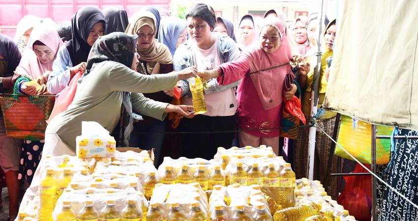 KEBUTUHAN RAMADAN - Warga antusias berbelanja di pasar murah ramadan yang digelar Pemprov Gorontalo di Kecamatan Paguat, Kabupaten Pohuwato, Selasa (25/3). (foto : dok /pemprov)