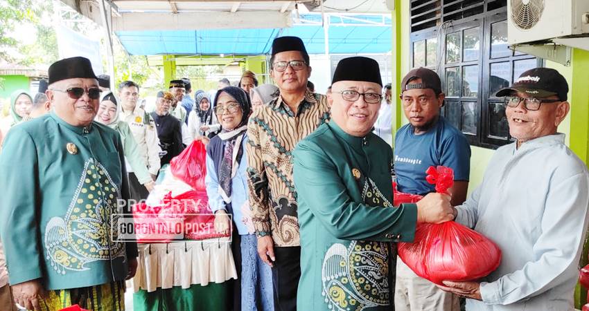 Bupati Gorontalo Sofyan Puhi didampingi Wabup Tonny S. Junus disaksikan Manager HRD PT PG Gorontalo Marthen Turu'allo saat menyerahkan secara simbolis paket Ramadan bantuan dari Pabrik Gula Gorontalo kepada kaum dhuafa di wilayah Boliyohuto Cs, Kabupaten Gorontalo, Rabu (5/3/2025). (Foto: Roy/Gorontalo Post).