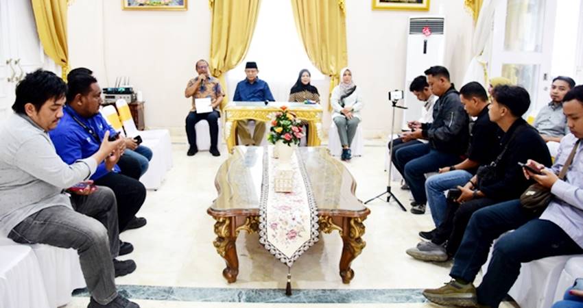 Gubernur Gusnar Ismail dan Wagub Idah Syahidah Rusli Habibie menghadiri konferensi pers di rumah jabatan gubernur, Ahad (2/3). (Foto : Haris Diskominfotik)
