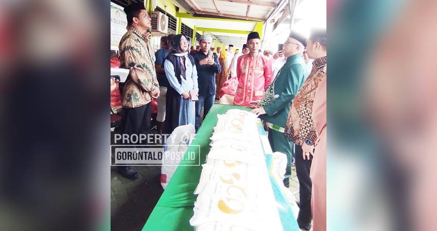 Bupati Gorontalo Sofyan Puhi disaksikan anggota DPRD Kabupaten Gorontalo Anton Abdullah saat meninjau pasar murah yang digelar PT Pabrik Gula Gorontalo di Kantor camat Tolangohula, Rabu (5/3/2025). (Foto: Roy/Gorontalo Post)