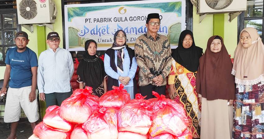 Manager HRD PT PG Gorontalo Marthen Turu'allo dan Humas Sartin Djou saat berpose dengan perwakilan kaum dhuafa yang akan menerima paket Ramadan, di Kantor Camat Tolangohula, Rabu (5/3/2025).