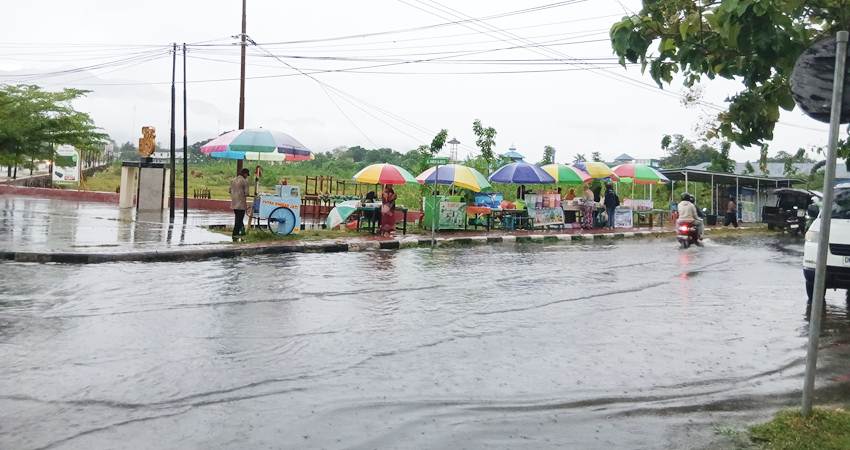 Suasana penjualan takjil yang sepi pembeli akibat hujan deras. (F. Siti Nurhalisa Pobela/ Magang Gorontalo Post)