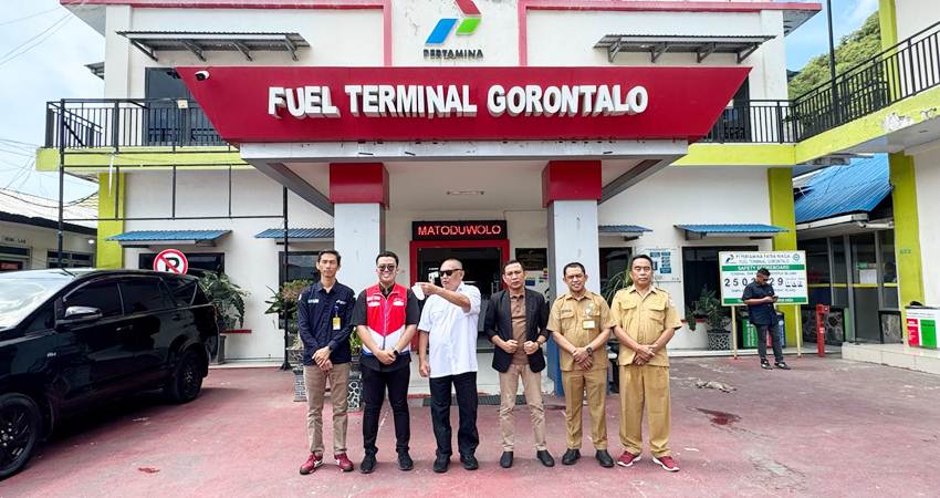 Anggota Komisi XII DPR RI, Rusli Habibie bersama anggota DPRD Provinsi Gorontalo Ghalieb Lahidjun, mengunjungi Integrated Terminal Gorontalo memastikan ketersediaan dan kualitas BBM aman selama ramadan dan idulfitri 1446 hijriah. (foto : dok / pertamina patra niaga sulawesi)