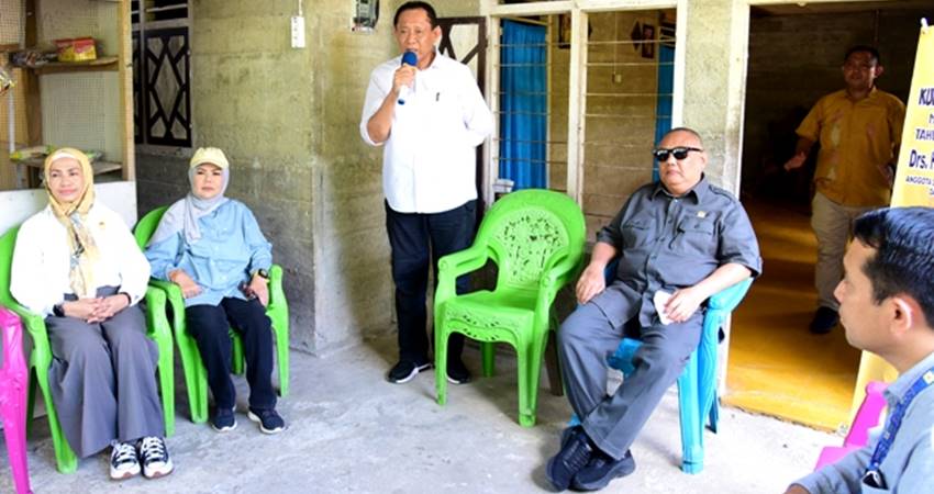 Gubernur Gorontalo Gusnar Ismail, bersama Wakil Gubernur Idah Syahidah, anggota DPR RI Rusli Habibie, dan anggota DPRD Provinsi Gorontalo Meyke Camaru, pada peresmian listrik di Kelurahan Pilolodaa, Kecamatan Kota Barat, Kota Gorontalo, Kamis (27/3). (Foto : dok / diskominfotik)