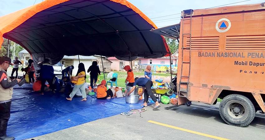 BNPB mendirikan tenda pengungsian untuk warga Desa Suka Makmur, Dulomo serta mereka yang terdampak banjir. (Foto : Iskar Samarang/ Magang Gorontalo Post)