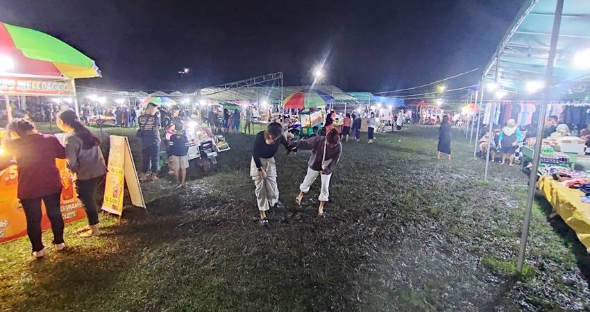 MASIH SEPI - Tradisi malam qunut yang di pusatkan di lapangan Porbat, Desa Payunga, Kecamatan Batudaa, Kabupaten Gorontalo, masih sepi di hari pertama Rabu (12/3). (Foto : Natha/ Gorontalo Post).