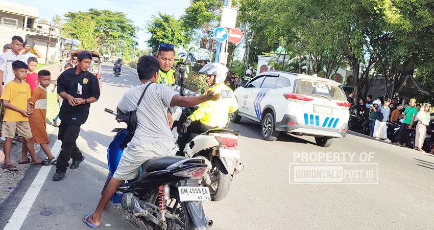 Satuan Lalu Lintas Polres Bone Bolango saat melakukan razia dan mengamankan puluhan motor di Center Poin, Ahad (2/3). (F. Natha/ Gorontalo Post)