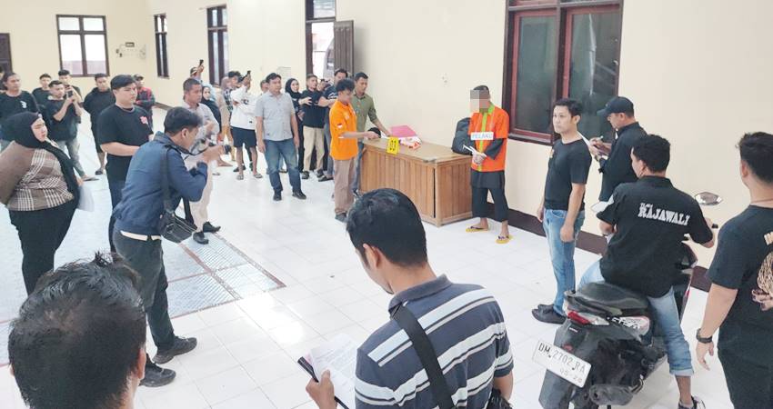 Pelaksanaan rekonstruksi kasus penikaman yang menyebabkan korban meninggal dunia.